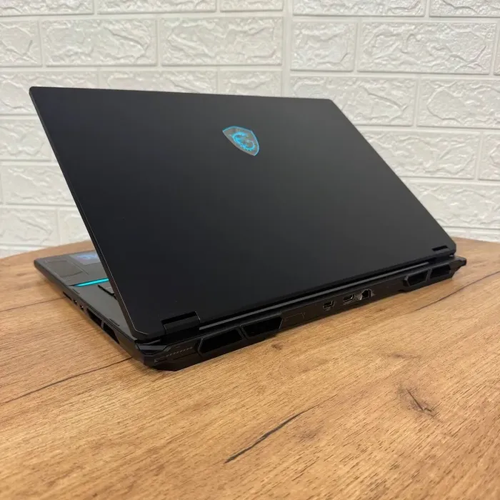 Ігровий ноутбук MSI Stealth 18 AI Studio A1VHG / 18" (3840x2400) IPS / Intel Core Ultra 9 185H (16 (22) ядер по 1.8 - 5.1 GHz) / 32 GB DDR5 / 1000 GB SSD / nVidia GeForce RTX 4080, 12 GB GDDR6, 192-bit / WebCam б/в - зображення 6