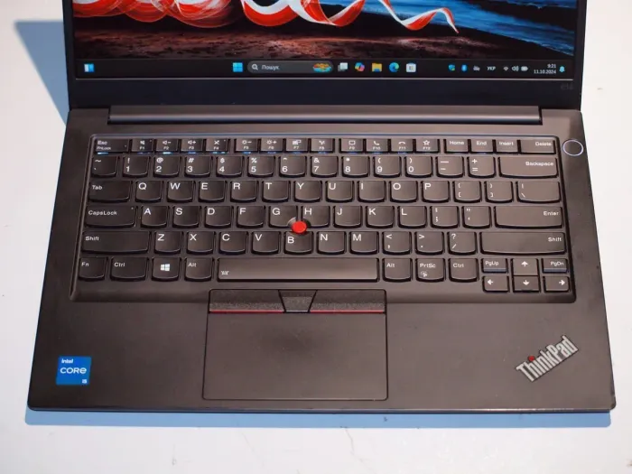 Ноутбук Lenovo ThinkPad E14 Gen 2 / 14'' (1920x1080) IPS / Intel Core i5-1135G7 (4 (8) ядра по 2.4 - 4.2 GHz) / 8 GB DDR4 / 256 GB SSD M.2 / Intel Iris Xe Graphics / WebCam / USB 3.2 / HDMI б/в - зображення 3