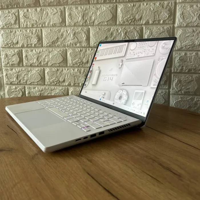 Ігровий ноутбук Asus ROG Zephyrus G14 GA402RJ / 14" (2560x1600) IPS / AMD Ryzen 9 6900HS (8 (16) ядер по 3.3 - 4.9 GHz) / 16 GB DDR4 / 512 GB SSD NVMe / AMD Radeon RX 6700S, 8 GB GDDR6, 128-bit / WebCam б/в - зображення 5