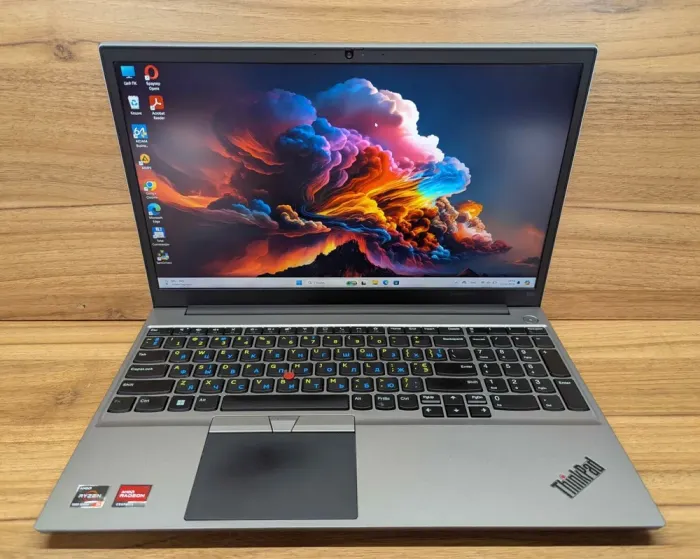 Ультрабук Б-клас Lenovo ThinkPad E15 Gen 4 / 15.6" (1920x1080) IPS / AMD Ryzen 5 5625U (6 (12) ядер по 2.3 - 4.3 GHz) / 16 GB DDR4 / 480 GB SSD / AMD Radeon Vega 7 Graphics / WebCam / Windows 10 б/в - зображення 2