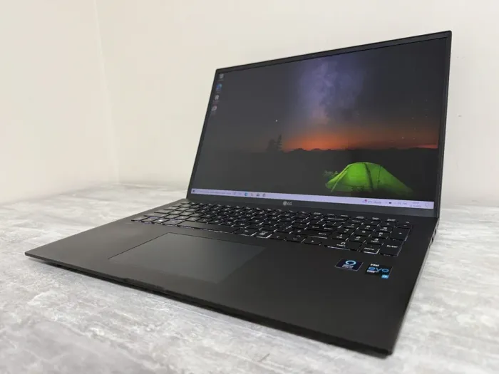 Ультрабук Б-клас LG Gram 17Z95P / 17" (2560x1600) IPS / Intel Core i7-1195G7 (4 (8) ядра по 2.9 - 5.0 GHz) / 16 GB DDR4 / 1000 GB SSD / Intel Iris Xe Graphics / WebCam / Win 11 Home б/в - зображення 3