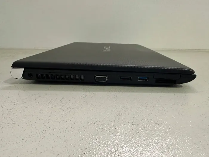 Ноутбук Б-клас Toshiba Tecra R950 / 15.6" (1600x900) TN / Intel Core i5-3320M (2 (4) ядра по 2.6 - 3.3 GHz) / 8 GB DDR3 / 240 GB SSD / Intel HD Graphics 4000 / WebCam / DVD-ROM / VGA б/в - зображення 3