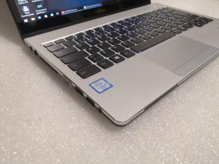 Ультрабук Б-клас Fujitsu LifeBook / 13.3" IPS Touch / Core i5-6300U (2(4) ядра по 2.4-3 GHz) / 8GB DDR4 / 256GB SSD / HD Graphics 520 / WebCam / HDMI б/в - зображення 3