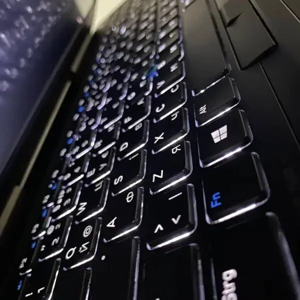 Мобільна робоча станція Dell Precision 7520 / 15.6" (1920x1080) IPS / Intel Core i7-6820HQ (4 (8) ядра по 2.7 - 3.6 GHz) / 16 GB DDR4 / 512 GB SSD / nVidia Quadro M2200, 4 GB GDDR5, 128-bit / HDMI / WeCam б/в - зображення 6