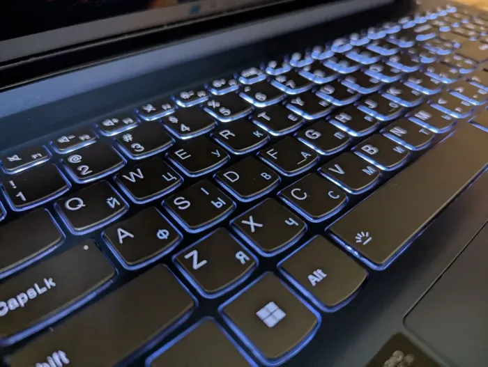 Ультрабук Б-клас Lenovo IdeaPad Slim3 15IRU9 / 15.6" (1920x1080) IPS / Intel Core 5-120U (10 (12) ядер по 1.4 - 5.0 GHz) / 16 GB DDR5 / 1000 GB SSD / Intel Graphics / WebCam / Windows 11 б/в - зображення 7