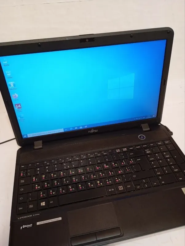 Ультрабук Б-клас Fujitsu Lifebook AH502 / 15.6" (1366x768) TN / Intel Pentium 2020M (2 ядра по 2.4 GHz) / 8 GB DDR3 / 128 GB SSD / Intel HD Graphics / WebCam / DVD-ROM / АКБ не тримає б/в - зображення 2