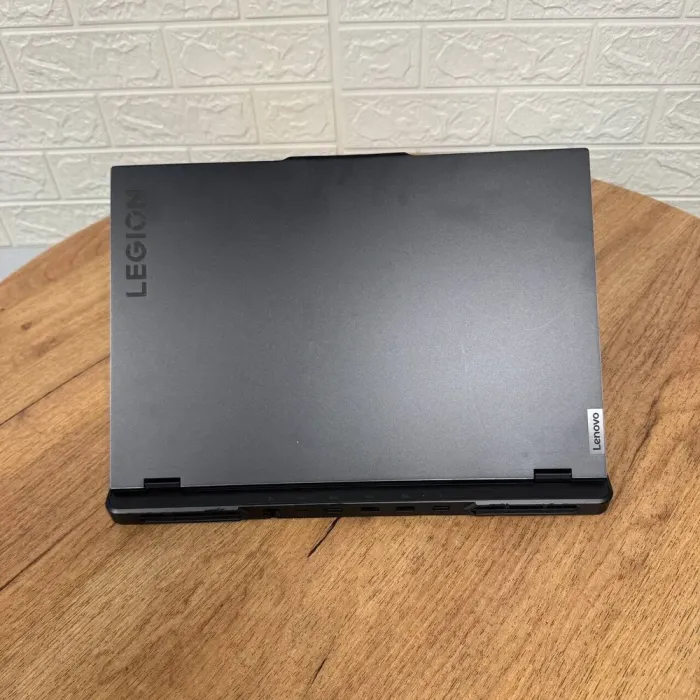 Ігровий ноутбук Б-клас Lenovo Legion Pro 5 16IRX8 / 16" (2560x1600) IPS / Intel Core i7-13700HX (16 (24) ядра по 3.7 - 5.0 GHz) / 32 GB DDR5 / 1000 GB SSD / nVidia GeForce RTX 4070, 8 GB GDDR6, 128-bit / WebCam б/в - зображення 3