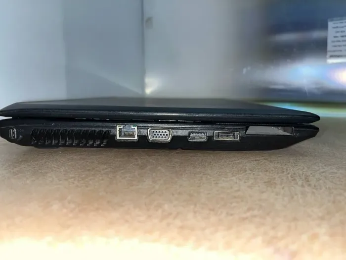 Ноутбук Lenovo G560 / 15.6" (1366x768) TN / Intel Core i5-520M (2 (4) ядра по 2.4 - 2.93 GHz) / 4 GB DDR3 / 120 GB SSD / Intel HD Graphics / WebCam б/в - зображення 5