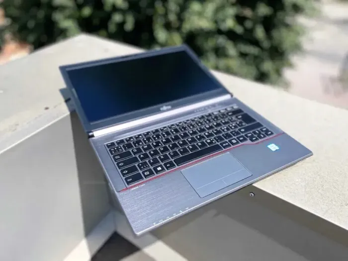 Ноутбук Fujitsu LifeBook E746 / 14" (1366x768) TN / Intel Core i5-6300U (2 (4) ядра по 2.4 - 3.0 GHz) / 8 GB DDR4 / 256 GB SSD / Intel HD Graphics 520 / WebCam / Win 10 б/в - зображення 3