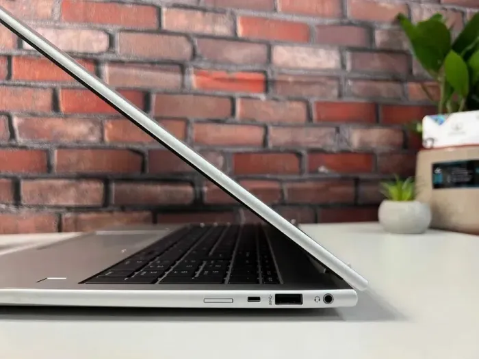 Ультрабук HP EliteBook 865 G9 / 16" (1920x1200) IPS / AMD Ryzen 5 PRO 6650U (6 (12) ядер по 2.9 - 4.5 GHz) / 16 GB DDR4 / 256 GB SSD M.2 / AMD Radeon 660M Graphics / WebCam / Win 11 Pro б/в - зображення 5