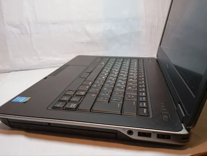 Ноутбук Б-клас Dell Latitude E6440 / 14" (1366x768) TN / Intel Core i5-4300M (2 (4) ядра по 2.6 - 3.3 GHz) / 8 GB DDR3 / 120 GB SSD / Intel HD Graphic 4600 / WebCam / DVD-RW + АКБ не бере заряд б/в - зображення 6