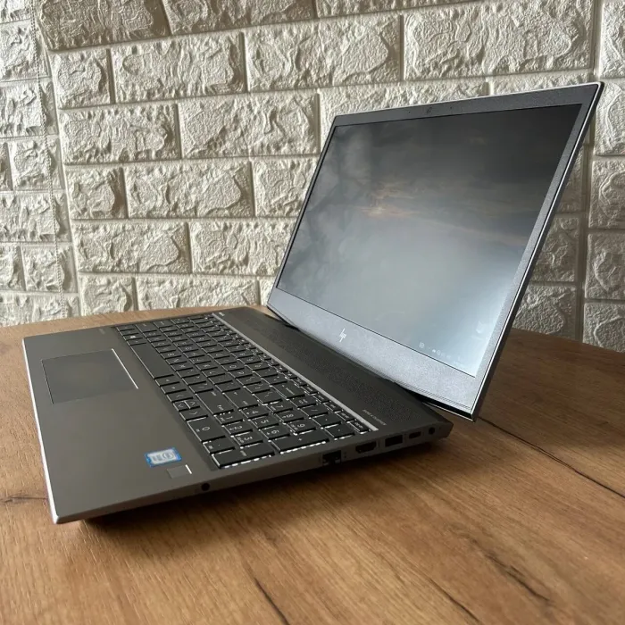 Мобільна робоча станція Б-клас HP ZBook 15v G5 / 15.6" (1920x1080) IPS / Intel Xeon E-2176M (6 (12) ядер по 2.7 - 4.4 GHz) / 16 GB DDR4 / 256 GB SSD / nVidia Quadro P600, 4 GB GDDR5, 128-bit / WebCam б/в - зображення 5