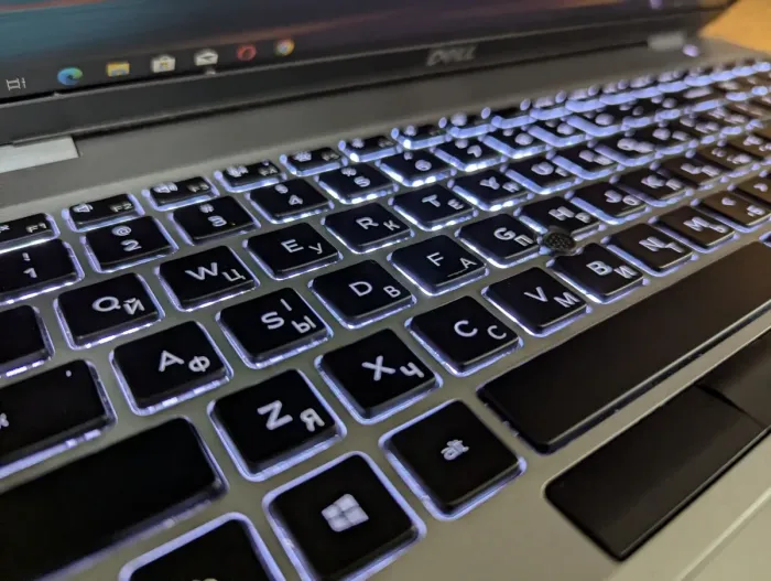 Ультрабук Dell Latitude 5511 / 15.6" (1920x1080) IPS / Intel Core i5-10400H (4 (8) ядра по 2.6 - 4.6 GHz) / 16 GB DDR4 / 512 GB SSD / Intel UHD Graphics / WebCam / Windows 10 б/в - зображення 6