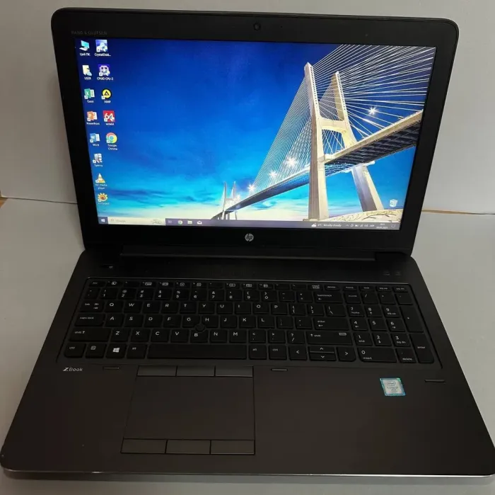 Ноутбук HP ZBook 15 G3 / 15.6" (1920x1080) TN / Intel Core i7-6820HQ (4 (8) ядра по 2.7 - 3.6 GHz) / 16 GB DDR4 / 256 GB SSD / Intel HD Graphics 530 / Windows 10 Pro б/в - зображення 2