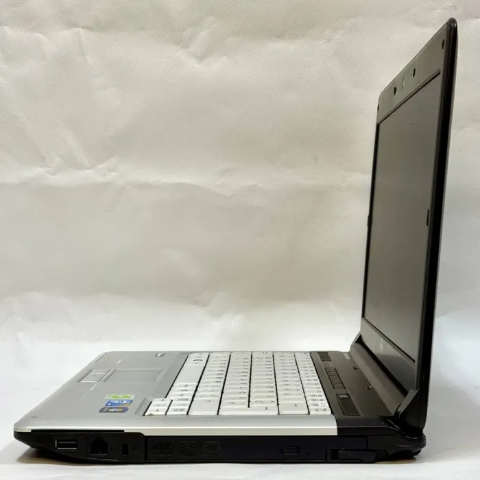 Ноутбук Fujitsu LifeBook S710 / 14" (1366x768) TN / Intel Core i7-620M (2 (4) ядра по 2.66 - 3.33 GHz) / 8 GB DDR3 / 500 GB HDD / Intel HD Graphics / WebCam / Windows 10 Pro б/в - зображення 5