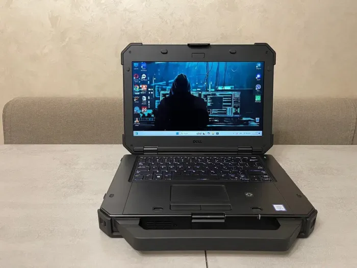 Захищений ноутбук Dell Latitude 7424 Rugged Extreme / 14" (1920x1080) IPS Touch / Intel Core i5-8350U (4 (8) ядра по 1,7 - 3,6 ГГц) / 16 ГБ DDR4 / 256 ГБ SSD / Intel UHD Graphics 620 / WebCam / Два АКБ б/в - зображення 2