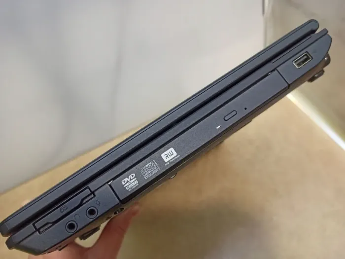 Ноутбук Toshiba Tecra M11 / 14" (1366x768) TN / Intel Core i3-370M (2 (4) ядра по 2.4 GHz) / 4 GB DDR3 / 120 GB SSD / Intel HD Graphics / WebCam / Без АКБ б/в - зображення 4