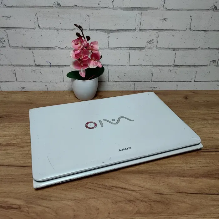 Ноутбук Б-клас Sony SVE171A11M / 17.3" (1600x900) TN / Intel Core i3-2370M (2 (4) ядра по 2.4 GHz) / 8 GB DDR3 / 128 GB SSD / AMD Radeon HD 7610M, 1 GB GDDR3, 128-bit / WebCam / DVD-ROM б/в - зображення 8