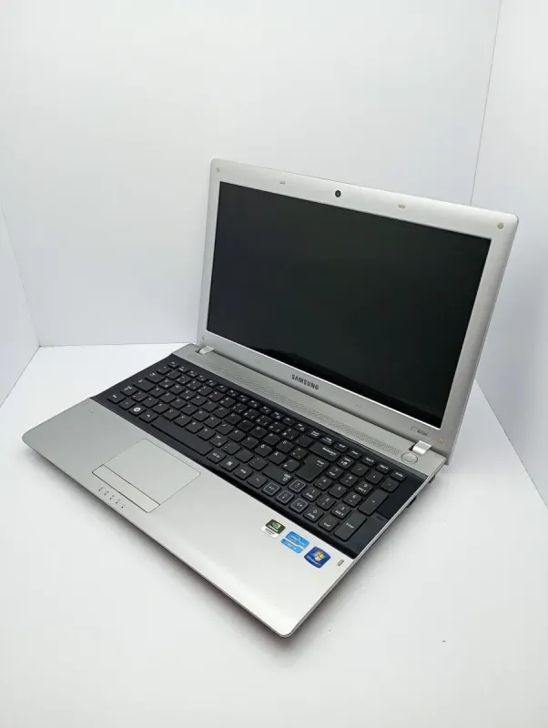 Ноутбук Samsung RV520 / 15.6" (1366x768) TN / Intel Core i5-2410M (2 (4) ядра по 2.3 - 2.9 GHz) / 8 GB DDR3 / 500 GB HDD / nVidia GeForce GT 540M, 1 GB GDDR3, 64-bit / WebCam б/в - зображення 3