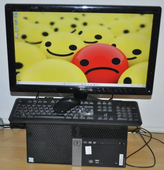 Комплект ПК: Dell OptiPlex 5040 Tower / Intel Core i5-6500 (4 ядра по 3.2 - 3.6 GHz) / 16 GB DDR3 / 1000 GB SSD / Intel HD Graphics 530 + Монітор Б-клас 22" (1680x1050) TN / VGA, DVI / Різні бренди + Клавітура, мишка, кабелі, Windows 11 Pro б/в - зображення 5