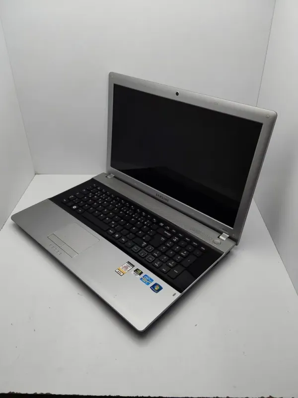 Ноутбук Samsung RV720 / 17.3" (1600x900) TN / Intel Core i3-2310M (2 (4) ядра по 2.1 GHz) / 6 GB DDR3 / 320 GB HDD / nVidia GeForce GT 520M, 1 GB DDR3, 64-bit / WebCam б/в - зображення 4