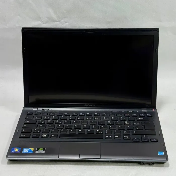 Ноутбук Sony Vaio VPCZ11X9E (PCG-31111M) / 13.1" (1600x900) TN / Intel Core i5-520M (2 (4) ядра по 2.4 - 2.93 GHz) / 8 GB DDR3 / 120 GB SSD / Intel HD Graphics / WebCam / DVD-ROM / Windows 7 б/в - зображення 3