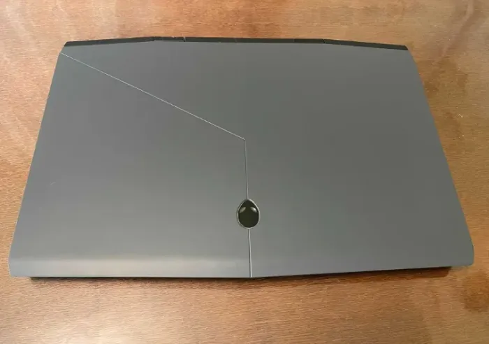 Ігровий ноутбук Dell Alienware M17 / 17.3" (1920x1080) IPS / Intel Core i7-8750H (6 (12) ядер по 2.2 - 4.1 GHz) / 16 GB DDR4 / 512 GB SSD / nVidia GeForce RTX 2070, 8 GB GDDR6, 256-bit / WebCam б/в - зображення 4