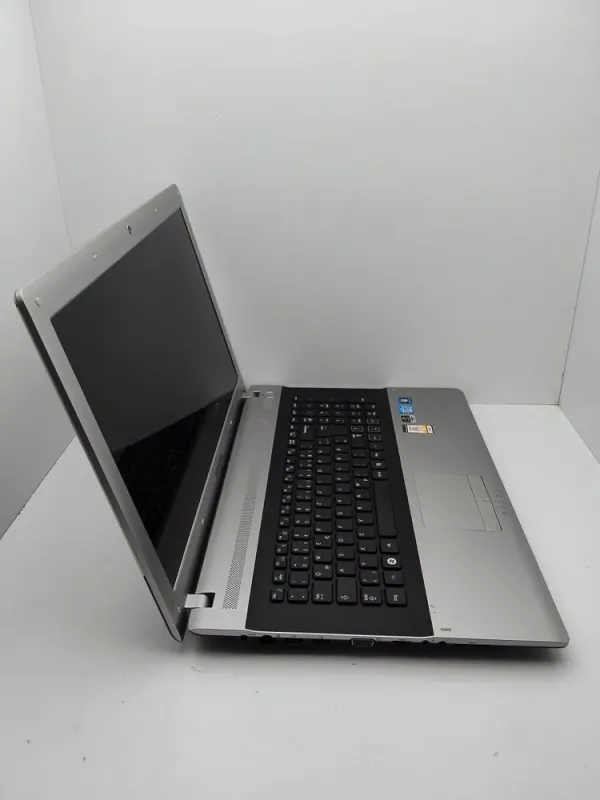 Ноутбук Samsung RV720 / 17.3" (1600x900) TN / Intel Core i3-2310M (2 (4) ядра по 2.1 GHz) / 6 GB DDR3 / 320 GB HDD / nVidia GeForce GT 520M, 1 GB DDR3, 64-bit / WebCam б/в - зображення 5