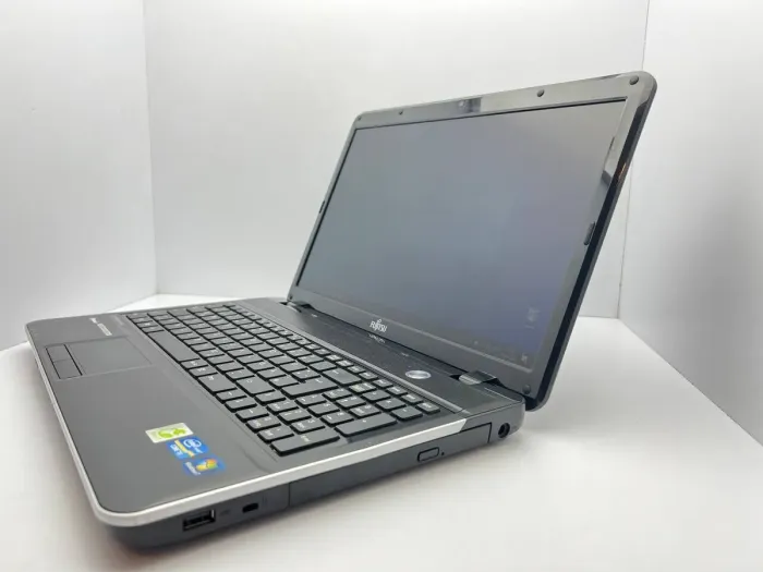 Ноутбук Fujitsu Lifebook AH531 / 15.6" (1366x768) TN / Intel Core i5-2410M (2 (4) ядра по 2.3 - 2.9 GHz) / 4 GB DDR3 / 120 GB SSD / Intel HD Graphics 3000 / WebCam б/в - зображення 4