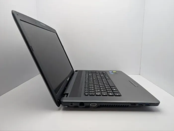 Ноутбук Medion Akoya P7818 / 17.3" (1600x900) TN / Intel Core i3-3110M (2 (4) ядра по 2.4 GHz) / 8 GB DDR3 / 750 GB HDD / nVidia GeForce GT 730M, 2 GB GDDR3, 128-bit / WebCam / DVD-ROM б/в - зображення 4