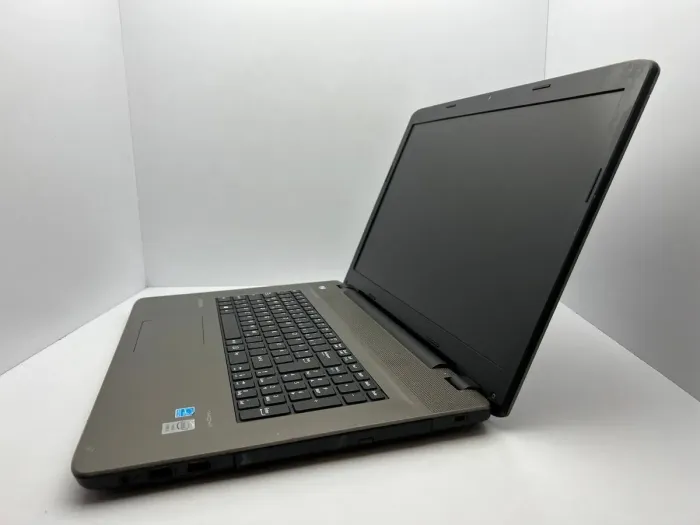 Ноутбук Medion Akoya E7416 / 17.3" (1600x900) TN / Intel Core i5-5200U (2 (4) ядра по 2.2 - 2.7 GHz) / 8 GB DDR3 / 128 GB SSD / Intel HD Graphics 5500 / WebCam / АКБ не тримає б/в - зображення 4