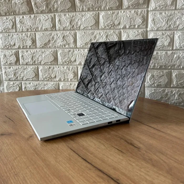 Ультрабук Б-клас Samsung Galaxy Book Ion White NP950XCJ-K02US / 15.6" (1920x1080) IPS / Intel Core i7-10510U (4 (8) ядра по 1.8-4.9 GHz) / 16 GB DDR4 / 256 GB SSD / UHD Graphics / WebCam б/в - зображення 5