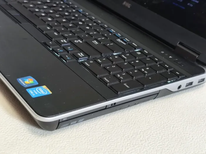 Ноутбук Dell Latitude E6540 / 15.6" (1920x1080) TN / Intel Core i5-4300M (2 (4) ядра по 2.6 - 3.3 GHz) / 8 GB DDR3 / 256 GB SSD / Intel HD Graphics 4600 / WebCam / DVD-ROM б/в - зображення 4