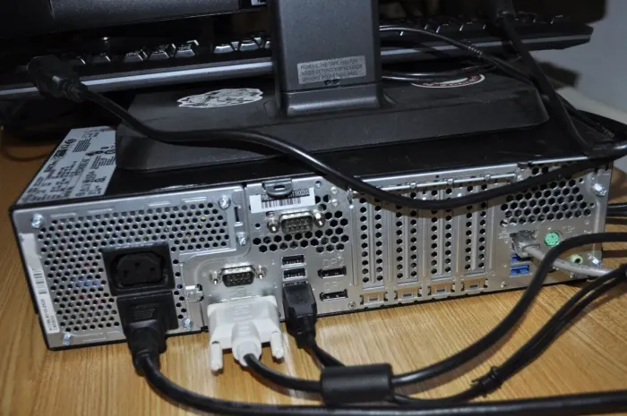 Комплект ПК: Fujitsu Esprimo D756 E85 SFF / Intel Core i5-6500 (4 ядра по 3.2 - 3.6 GHz) / 16 GB DDR4 / 500 GB SSD / Intel HD Graphics 530 / DVD-ROM + Монітор Б-клас 22" (168 TN / VGA, DVI / Windows 11 б/в - зображення 7