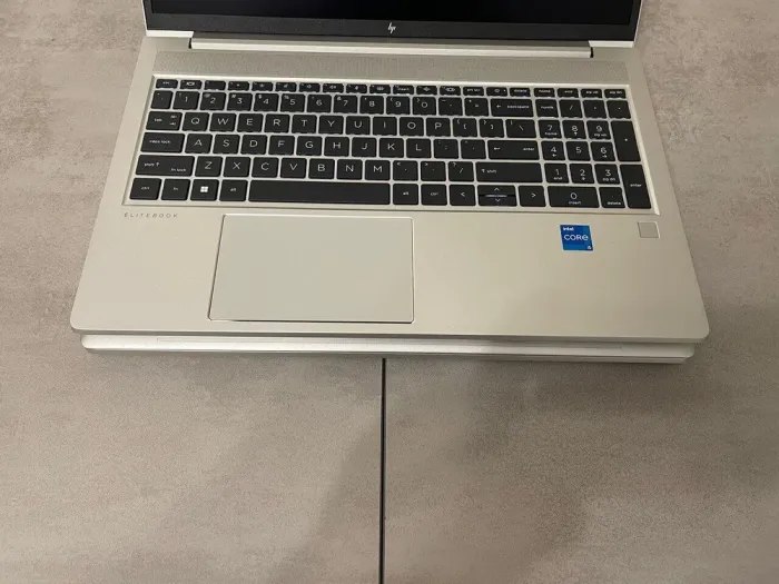 Ультрабук HP EliteBook 650 G10 / 15.6" (1920x1080) IPS / Intel Core i5-1345U (10 (12) ядер 3.5 - 4.7 GHz) / 16 GB DDR4 / 256 GB SSD M.2 / Intel Iris Xe Graphics / WebCam / Fingerprint б/в - зображення 4