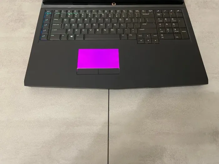 Ігровий ноутбук Dell Alienware 17 R5 / 17.3" (1920x1080) IPS / Intel Core i7-8750H (6 (12) ядер по 2.2 - 4.1 GHz) / 16 GB DDR4 / 512 GB SSD M.2 + 1000 GB HDD / nVidia GeForce GTX 1070, 8 GB GDDR5, 256-bit / WebCam б/в - зображення 6