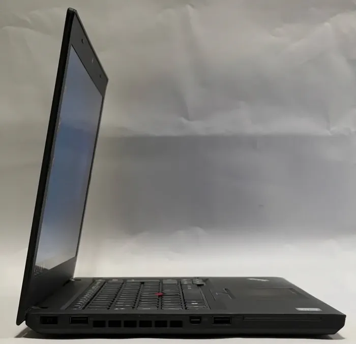 Ноутбук Lenovo ThinkPad T460 / 14" (1920x1080) IPS / Intel Core i5-6300U (2 (4) ядра по 2.4 - 3.0 GHz) / 8 GB DDR3 / 256 GB SSD / Intel HD Graphics 520 / WebCam / Два АКБ / Windows 10 Pro б/в - зображення 4