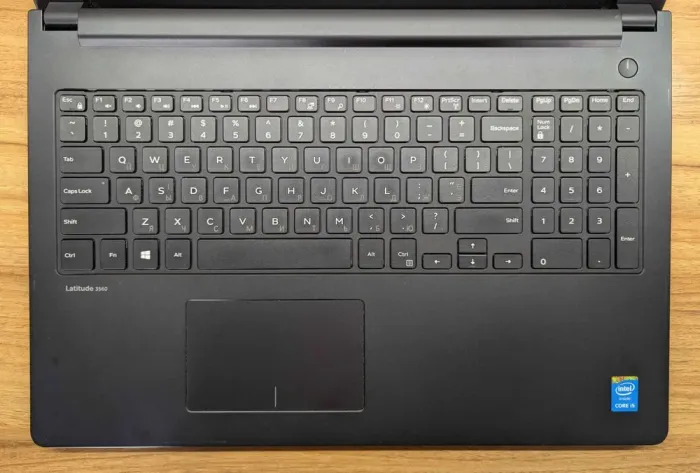 Ноутбук Б-клас Dell Latitude 3560 / 15.6" (1366x768) TN / Intel Core i5-5200U (2 (4) ядра по 2.2 - 2.7 GHz) / 8 GB DDR3 / 240 GB SSD / Intel HD Graphics 5500 / WebCam / Windows 10 б/в - зображення 3