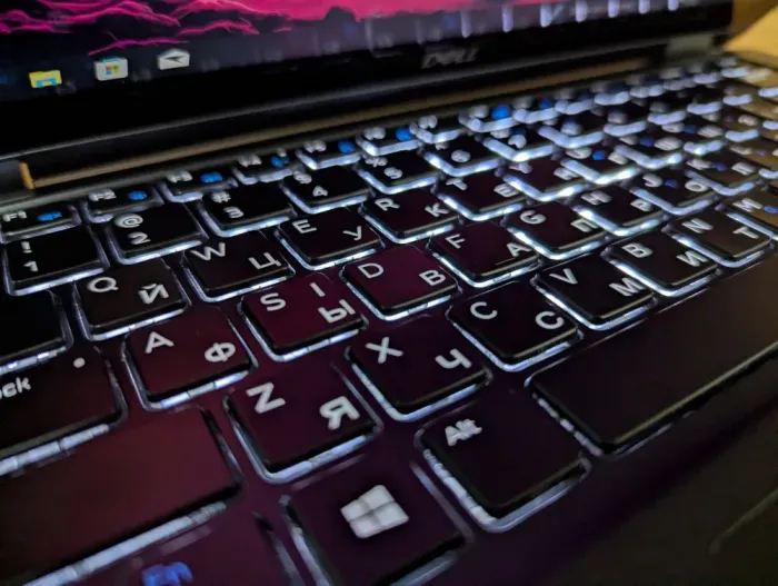 Ноутбук-трансформер Б-клас Dell Latitude 7390 / 13.3" (1920x1080) IPS Touch / Intel Core i7-8650U (4 (8) ядра по 1.9 - 4.2 GHz) / 16 GB DDR4 / 480 GB SSD / Intel UHD Graphics 620 / WebCam / TouchID / Windows 10 б/в - зображення 7