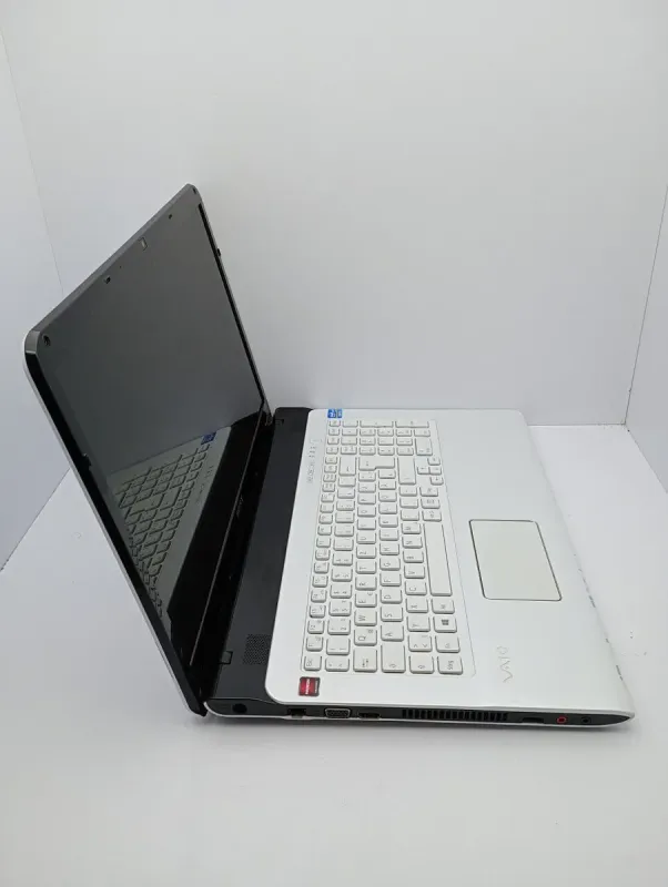 Ноутбук Sony SVE171 / 17.3" (1600x900) TN / Intel Core i5-3210M (2 (4) ядра по 2.5 - 3.1 GHz) / 6 GB DDR3 / 500 GB HDD / AMD Radeon HD 7600M, 1 GB DDR3, 128-bit / WebCam б/в - зображення 5