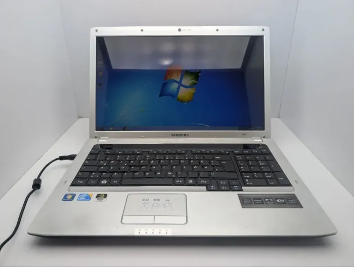 Ноутбук Samsung E372 / 17.3" (1600x900) TN / Intel Core i3-370M (2 (4) ядра по 2.4 GHz) / 6 GB DDR3 / 500 GB HDD / nVidia GeForce 310M, 512 MB GDDR3, 64-bit / WebCam / DVD-ROM б/в - зображення 2