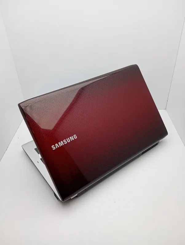 Ноутбук Samsung R730 / 17.3" (1600x900) TN / Intel Pentium T4300 (2 ядра по 2.1 GHz) / 6 GB DDR3 / 320 GB HDD / Intel GMA HD Graphics / WebCam б/в - зображення 7