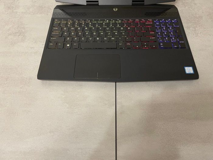 Ігровий ноутбук Dell Alienware m15 / 15,6" (1920x1080) IPS / Intel Core i7-8750H (6 (12) ядер по 2,2 - 4,1 ГГц) / 16 ГБ DDR4 / 256 ГБ SSD M.2 / nVidia GeForce RTX 2060, 6 ГБ GDDR6, 192-біт / Веб-камера б/в - зображення 4