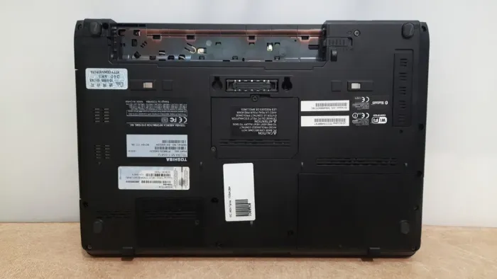 Ноутбук Toshiba Tecra M11 / 14" (1366x768) TN / Intel Core i3-370M (2 (4) ядра по 2.4 GHz) / 4 GB DDR3 / 120 GB SSD / Intel HD Graphics / WebCam / Без АКБ б/в - зображення 10