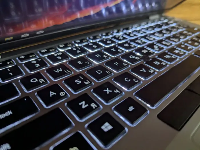 Ультрабук Б-клас Dell Latitude 5410 / 14" (1920x1080) IPS / Intel Core i5-10310U (4 (8) ядра по 1.7 - 4.4 GHz) / 8 GB DDR4 / 256 GB SSD / Intel UHD Graphics / WebCam / TouchID / Windows 10 б/в - зображення 7