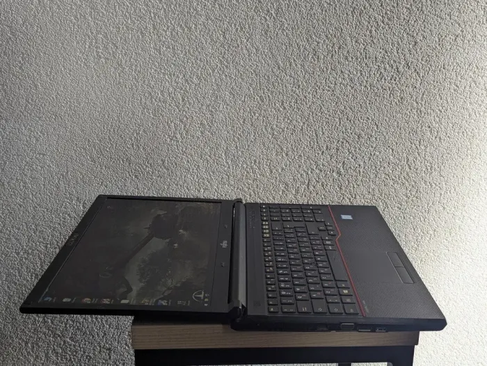 Ноутбук Б-клас Fujitsu LifeBook E556 / 15.6" (1920x1080) TN / Intel Core i7-6500U (2 (4) ядра по 2.5 - 3.1 GHz) / 16 GB DDR4 / 360 GB SSD / Intel HD Graphics 520 / WebCam б/в - зображення 8