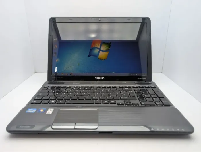 Ноутбук Toshiba Satellite P755 / 15.6" (1366x768) TN / Intel Core i7-2630QM (4 (8) ядро по 2.0 - 2.9 GHz) / 8 GB DDR3 / 500 GB HDD / nVidia GeForce GT 540M, 2 GB GDDR3, 128-bit / WebCam / DVD-ROM б/в - зображення 2