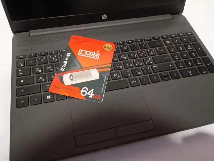 Ноутбук Б-клас HP 255 G8 / 15.6" (1366x768) TN / AMD Athlon Silver 3050U (2 ядра по 2.3 - 3.2 GHz) / 8 GB DDR4 / 256 GB SSD / AMD Radeon Graphics / WebCam + USB-флешка 64 GB б/в - зображення 8