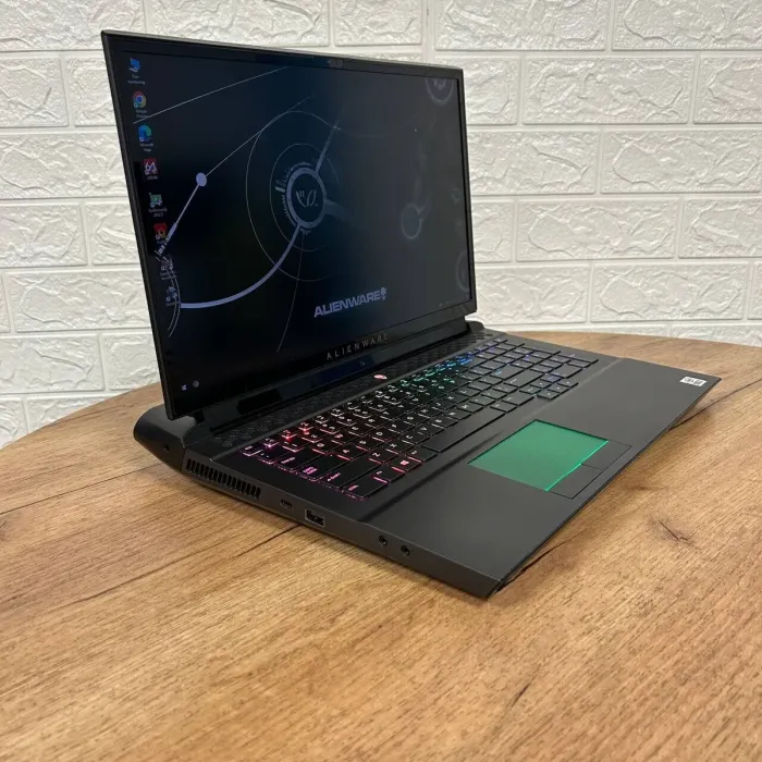 Ігровий ноутбук Dell Alienware Area 51M R2 / 17.3" (1920x1080) IPS / Intel Core i7-10700 (8 (16) ядер по 2.9 - 4.8 GHz) / 16 GB DDR4 / 512 GB SSD / AMD Radeon RX 5700M, 8 GB GDDR6, 256-bit / WebCam б/в - зображення 4