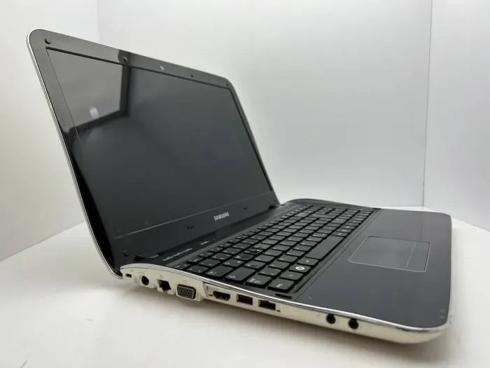 Ноутбук Samsung SF310 / 15.6" (1366x768) TN / Intel Core i3-370M (2 (4) ядра по 2.4 GHz) / 4 GB DDR3 / 250 GB HDD / nVidia GeForce 310M, 512 MB GDDR3, 64-bit / WebCam б/в - зображення 3